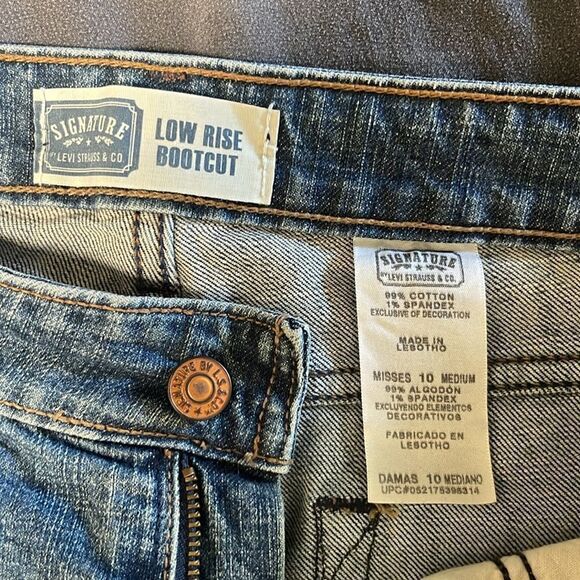 Levi’s signature low rise boot cut cotton jeans.  Size misses 10 medium. - Picture 5 of 7